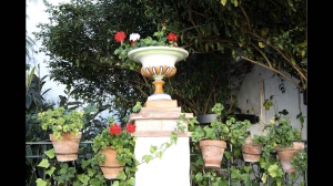 Jardín con decoración cerámica